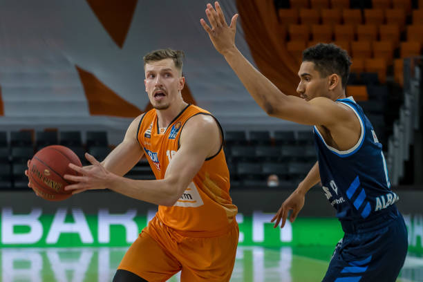 足球中被高 足球中被高